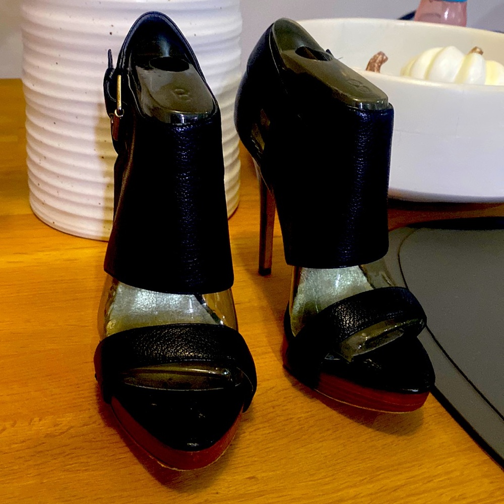 Heel heels!! Beautiful black platform heel.